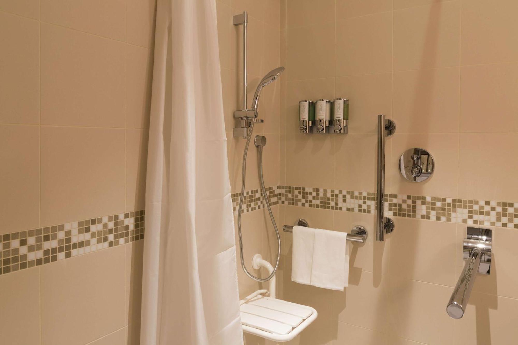 Hotel Hampton By Hilton East Rom
